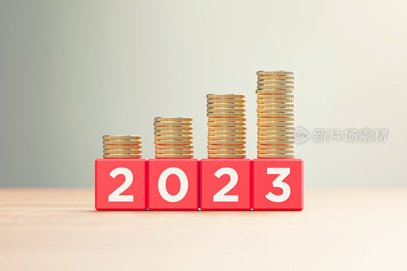 硬币堆栈坐2023写立方体- 2023商业计划和财务目标的概念